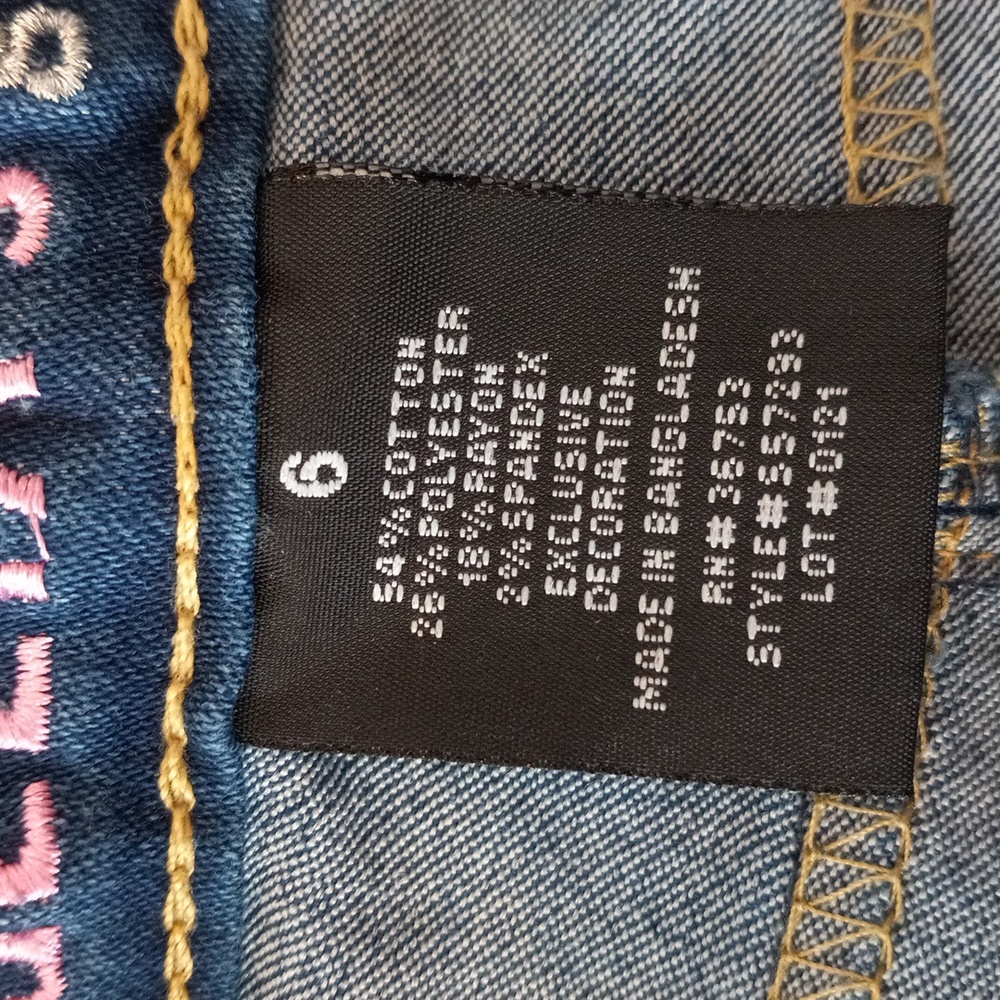 Shorts - Picture 9 of 10